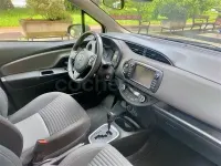 Usado Toyota Yaris Hybrid Active 100 CV (73 kW) 2019 Gris / plata Berlina