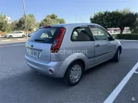 Usado Ford Fiesta 68 CV (50 kW) 2005 Gris / plata Utilitario