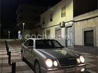Usado Mercedes E320 Elegance 220 CV (161 kW) 1998 Gris / plata Berlina