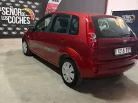 Usado Ford Fiesta Futura 80 CV (58 kW) 2007 Rojo Utilitario