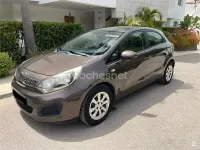 Usado Kia Rio 85 CV (62 kW) 2011 Marrón Berlina