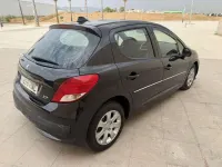 Usado Peugeot 207 Active 70 CV (51 kW) 2012 Negro Utilitario