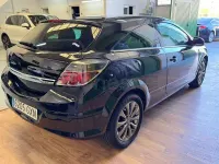 Usado Opel Astra GTC 110 CV (80 kW) 2010 Negro Berlina