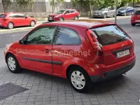 Usado Ford Fiesta Trend 80 CV (58 kW) 2007 Rojo Utilitario