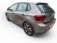 Usado VW Polo Advance 75 CV (55 kW) 2017 Gris / plata Berlina