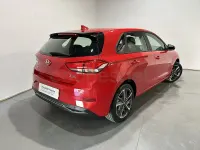 Usado Hyundai i30 110 CV (80 kW) 2023 Rojo Berlina