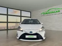 Usado Toyota Yaris Hybrid Active 100 CV (73 kW) 2019 Blanco Berlina