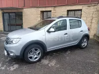 Usado Dacia Sandero Comfort 90 CV (66 kW) 2019 Gris / plata Berlina