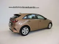 Usado Kia Ceed 101 CV (74 kW) 2022 Marrón Utilitario
