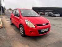 Usado Hyundai i20 85 CV (62 kW) 2012 Rojo Berlina