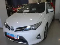 Usado Toyota Auris Hybrid Active 100 CV (73 kW) 2014 Blanco Berlina