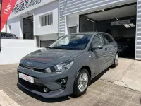 Usado Kia Rio 84 CV (61 kW) 2022 Gris Utilitario