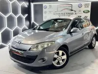 Usado Renault Mégane Dynamique 105 CV (77 kW) 2010 Azul Berlina