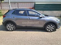 Usado Kia Stonic 100 CV (73 kW) 2025 Gris / plata SUV