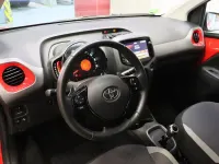 Usado Toyota Aygo X-play 72 CV (52 kW) 2021 Rojo Utilitario