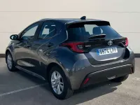 Usado Toyota Yaris Hybrid Active 116 CV (85 kW) 2021 Gris Berlina
