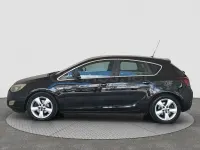 Usado Opel Astra Cosmo 160 CV (117 kW) 2010 Negro Berlina