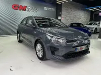Usado Kia Rio 84 CV (61 kW) 2021 Gris / plata Berlina