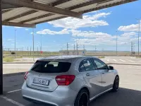 Usado Mercedes A180 Style 109 CV (80 kW) 2014 Gris / plata Utilitario
