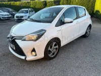Usado Toyota Yaris Hybrid Active 100 CV (73 kW) 2015 Blanco Berlina
