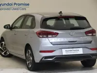 Usado Hyundai i30 100 CV (73 kW) 2025 Gris / plata Berlina