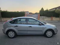 Usado Ford Focus Trend 100 CV (73 kW) 2005 Gris / plata Berlina