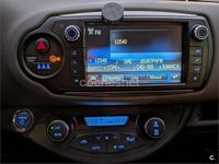 Usado Toyota Yaris Hybrid Active 100 CV (73 kW) 2016 Rojo Berlina