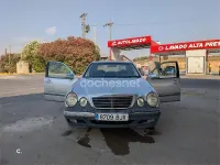 Usado Mercedes E270 Elegance 170 CV (125 kW) 2001 Gris / plata Berlina