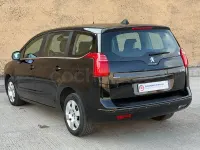 Usado Peugeot 5008 Active 120 CV (88 kW) 2016 Negro Monovolumen