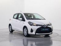 Usado Toyota Yaris Hybrid Active 100 CV (73 kW) 2016 Blanco Berlina
