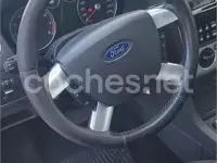 Usado Ford Focus Trend 100 CV (73 kW) 2005 Gris / plata Berlina