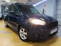 Usado Ford Tourneo Courier Ambiente 100 CV (73 kW) 2015 Azul Monovolumen