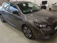 Usado Peugeot 208 Active 75 CV (55 kW) 2022 Gris / plata Utilitario