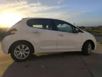 Usado Peugeot 208 Active 75 CV (55 kW) 2019 Blanco Utilitario