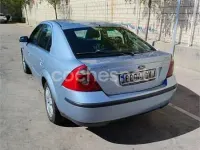 Usado Ford Mondeo Ghia 130 CV (95 kW) 2004 Azul Berlina