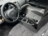 Usado Kia Ceed 90 CV (66 kW) 2007 Negro Utilitario