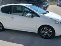 Usado Peugeot 208 Allure 92 CV (67 kW) 2014 Blanco Utilitario