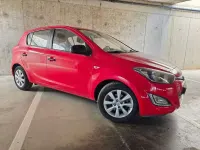 Usado Hyundai i20 85 CV (62 kW) 2013 Rojo Utilitario