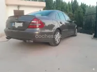 Usado Mercedes E220 Classic 143 CV (105 kW) 2003 Gris / plata Berlina