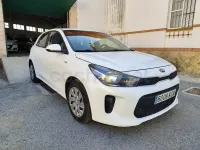 Usado Kia Rio Plus 84 CV (61 kW) 2018 Blanco Berlina