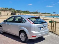 Usado Ford Focus Trend 90 CV (66 kW) 2011 Gris / plata Berlina