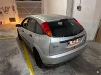 Usado Ford Focus Ghia 100 CV (73 kW) 1999 Gris / plata Berlina