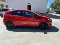 Usado Ford Fiesta Trend 100 CV (73 kW) 2014 Rojo Utilitario