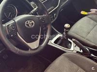 Usado Toyota Auris Active 90 CV (66 kW) 2014 Rojo Berlina