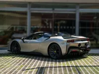 Usado Ferrari SF90 1001 CV (736 kW) 2023 Gris metalizado Descapotable