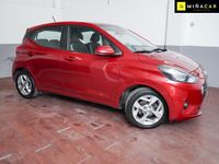 Usado Hyundai i10 67 CV (49 kW) 2022 Rojo Utilitario