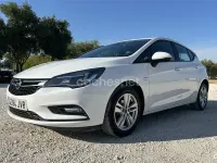 Usado Opel Astra Selective 105 CV (77 kW) 2017 Blanco Berlina