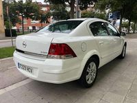 Usado Opel Astra Edition 110 HP (80 kW) 2011 Branco Sedan