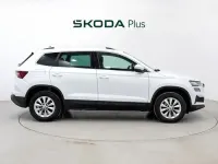 Usado Skoda Karoq Selection 110 CV (80 kW) 2024 Blanco SUV