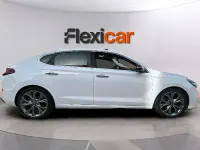 Usado Hyundai i30 140 CV (102 kW) 2018 Blanco Berlina